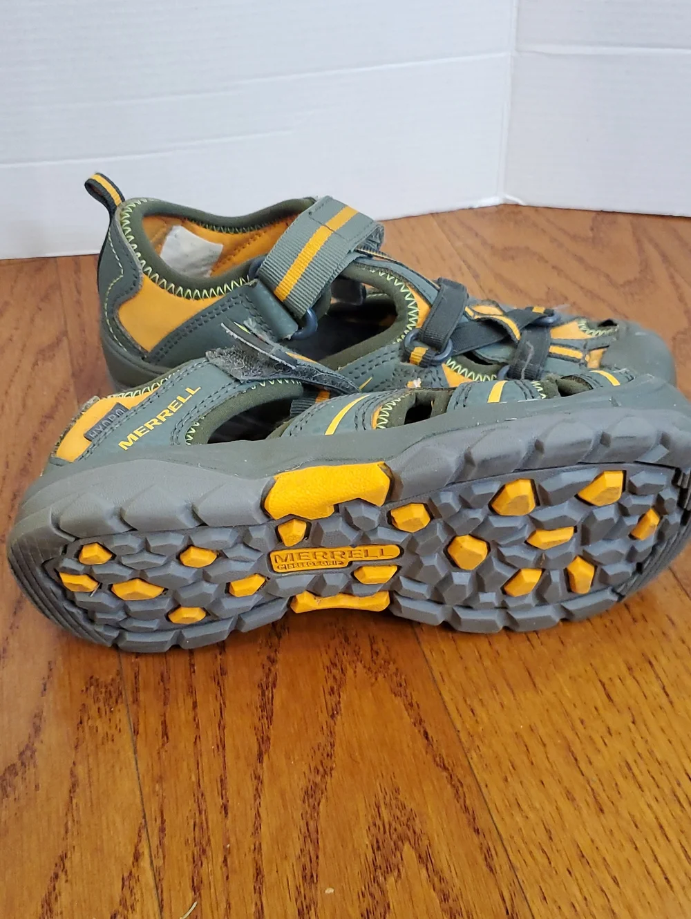 Merrell Kids Olive Green and Yellow Closed-Toe Sport Sandals Sz 13